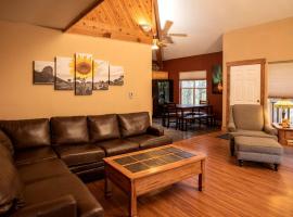 Woodland Camping Cabin for Biking near Arkansas Hills Trail in Colorado，位于Monarch的酒店