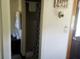 Cabin for Couples, Perfect for a Romantic Getaway in New Hampshire，位于Colebrook的酒店
