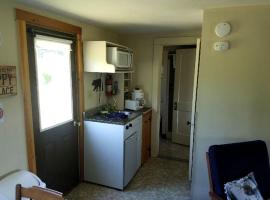 Family Cabin in Stewartstown for a New Hampshire Weekend Getaway，位于Colebrook的酒店