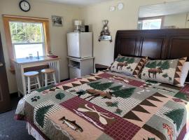 Cozy Cabin Rental for a Weekend Getaway in New Hampshire，位于Colebrook的酒店