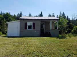 New Hampshire Cabin near Pittsburg, Ideal for a Vacation in Nature，位于Colebrook的酒店