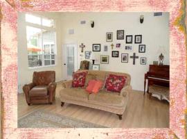 Spacious Cottage with Exquisite Pond and Hill Country Views near Fredericksburg and Kerrville, Texas，位于Ingram的酒店