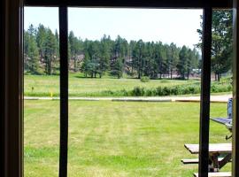 Black Hills Glamping Cabin, Perfect for an Outdoor Adventure，位于拉皮德城的酒店