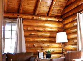Historic Log Cabin for South Dakota Glamping Getaways，位于拉皮德城的酒店