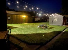 Tiny Cabin Glamping for a South Dakota Nature Escape near Mount Rushmore，位于拉皮德城的酒店