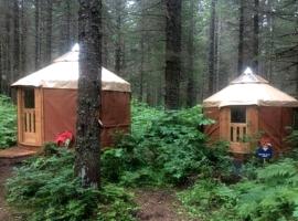 Alaskan Adventure Glamping in a Lakeside Yurt，位于西沃德的酒店