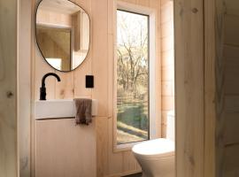 Secluded, Dog Friendly Tiny House on the Hudson River, near Saratoga Springs，位于Corinth的酒店