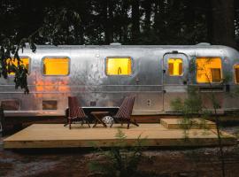 Waterfront, Pet Friendly Airstream near Lake George in the Adirondack, New York，位于Corinth的酒店
