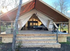 Charming Lake Bastrop Camping Retreat in Texas，位于巴斯特罗普的酒店