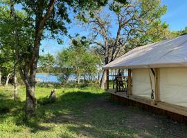 Luxurious Texas Camping Retreat on Lake Bastrop，位于巴斯特罗普的酒店