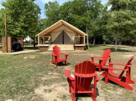 Comfortable Texas Glamping Rental on Lake Bastrop，位于巴斯特罗普的酒店