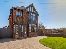 Recent Full Refurb 3 Bedroom Detached House in Cleethorpes，位于克利索普斯的酒店