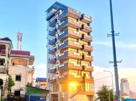 SKYHOTEL - Apartments & Cinema rooms - FREE Laundry，位于西哈努克的酒店
