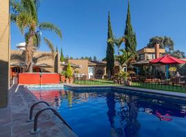 Capital O Hotel La Huerta Golf & Hotel, Cholula，位于乔卢拉的酒店