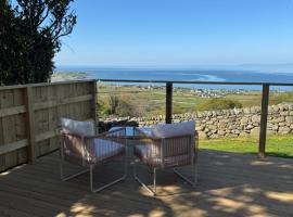 coastal view shepherds hut with hot tub，位于Llanfair的豪华帐篷