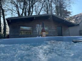 The Little Lodge is a cosy luxury hideaway..，位于盖尔文的带热水浴缸的酒店