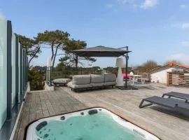 Rooftop avec jacuzzi et vue dégagée haut de gamme