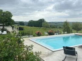 Villa spacieuse avec piscine au milieu des vignes