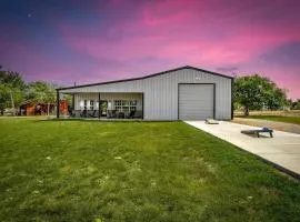 Unique Barn by the Lake in Bridgeport, Texas