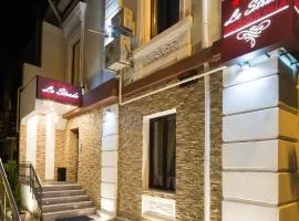 La Strada Boutique Villa