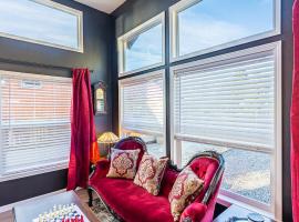 Rainforest Tiny Home Retreat Twilight Edition #23，位于福克斯的小屋