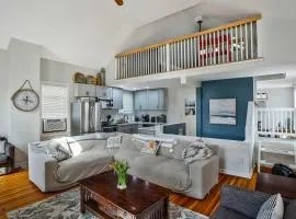 Charming Beach House Top Floor - Walk Everywhere