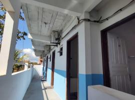 Suíte funcional em Pousada 1 quadra da Praia de Cabuçu, Saubara (BA)，位于Saubara的酒店