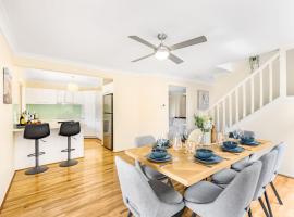 Ocean View From Balcony 5BR Home with Pool at Redcliffe，位于克隆塔夫的酒店