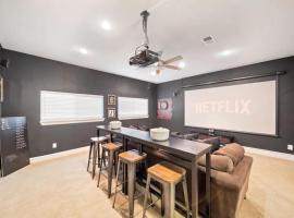 Luxe Condo w Private Theater Room by Dinkin Park，位于休斯顿的酒店