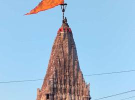 DWARKA TOURIST BUNGALOW Only Family，位于德瓦尔卡的酒店