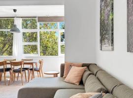 Serviced Luxury Condo, Parkside, moments to metro，位于悉尼的酒店