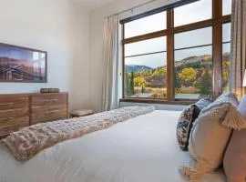 LUXE Riverfront Mountain Retreat Walk to Gondola