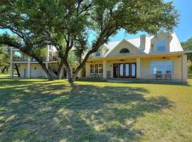 Lakefront 6BR Retreat w Dock & Game Room，位于Buchanan Dam的酒店
