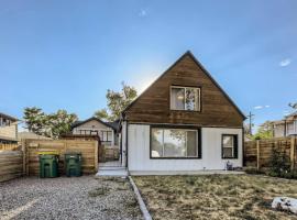 Bright West DenverHome With Amazing Outdoor Space，位于麦岭的酒店