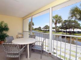Lagoon front 2BR condo overlooking the golf course，位于威尼斯的酒店