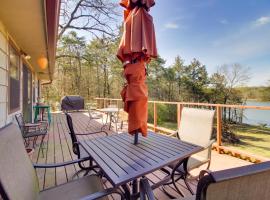 Dock and Water-View Deck Home on Lake Dardanelle，位于Scranton的酒店