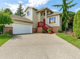 Entire house with Four Bedrooms, Hot Tub, BBQ, Private Backyard, FREE WiFi and Parking, near Seattle, EV，位于林伍德的酒店