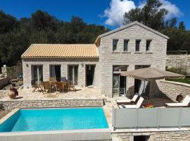 Villa Iliana，位于盖奥斯的带泳池的酒店