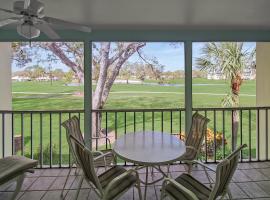 Open and airy 2 BR condo in Plantation Golf and Country Club，位于威尼斯的酒店