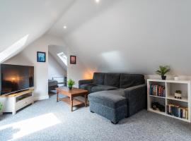 Beautiful new apartment with sheltered parking，位于威特尼的酒店