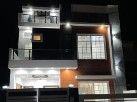 Modern Family-Friendly Home in CITI Housing Jhelum，位于Bāla的酒店