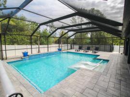 Chic 3 BR Private Pool Home in Lehigh Acres，位于利哈伊埃克斯的酒店