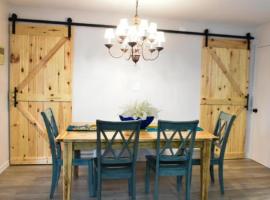Luxurious Farm House 63 Acres，位于East Palatka的酒店