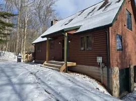 Wandering Woods- 3 Bedroom Home with Hot Tub and Firepit