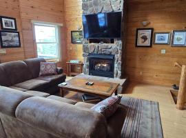 Villa With A View- 4 bedroom townhouse with lake and ski slope views，位于麦克亨利的滑雪度假村