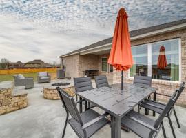 14 Mi to Tulsa Home with Patio in Broken Arrow，位于布罗肯阿罗的酒店