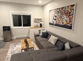 Cozy Garden Suite with Hot Tub and Perfectly Located，位于Goldstream Station的公寓