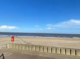 One Bedroom Apartment Near The Beach in Lowestoft by Eason Stays, Ideal For Weekend Getaways & Business Travellers - with Free parking!