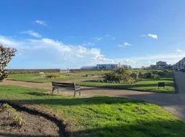Beach View One Bedroom Apartment in Lowestoft by Eason Stays, Ideal For Weekend Getaways & Business Travellers - with Free parking!