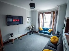 Sea View One Bedroom Apartment in Lowestoft by Eason Stays, Ideal For Weekend Getaways & Business Travellers - with Free parking!